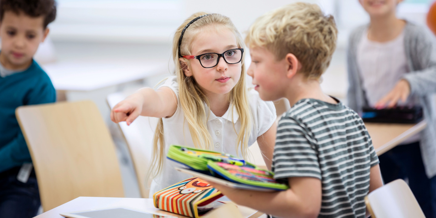 Zwei Grundschüler streiten im Klassenzimmer