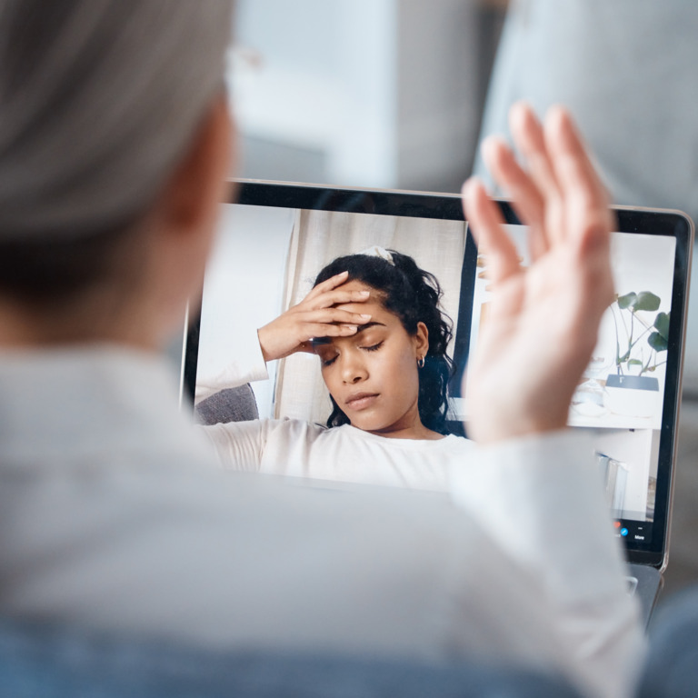 Junge Frau in digitaler Sprechstunde mit Therapeutin. 