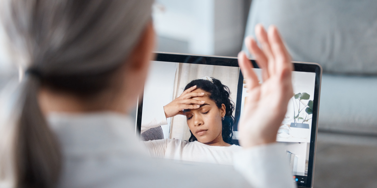 Eine Person sitzt vor dem Laptop und ist verzweifelt