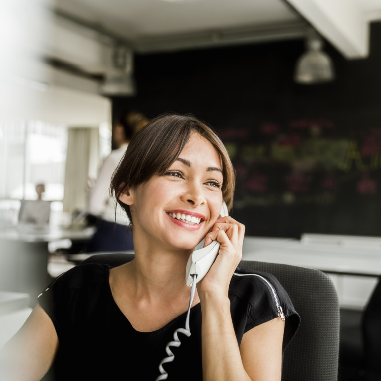 Frau im Büro am Telefon