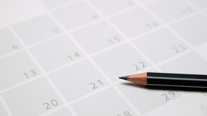 Bleistift liegt auf einem Kalenderblatt