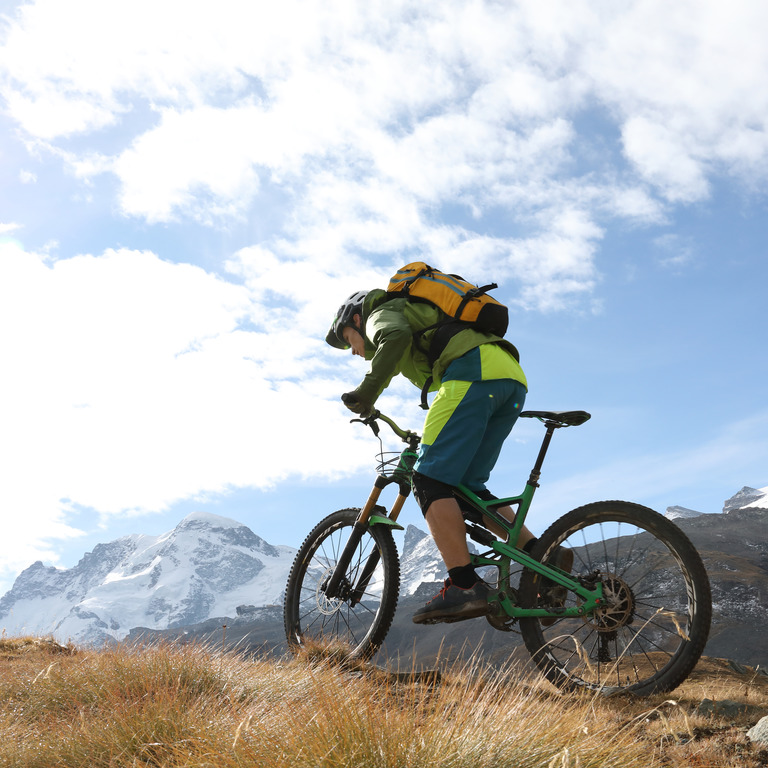 Mann fährt auf Fahrrad durch die Berge