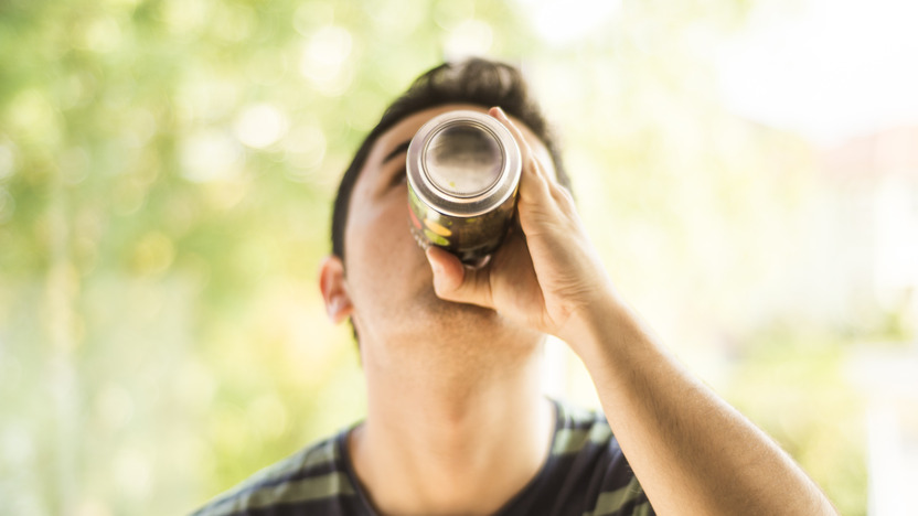 Teenager trinkt einen Energy-Drink aus der Dose