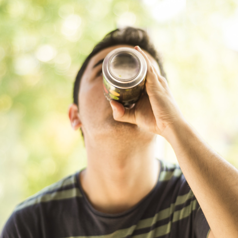 Teenager trinkt einen Energydrink aus der Dose