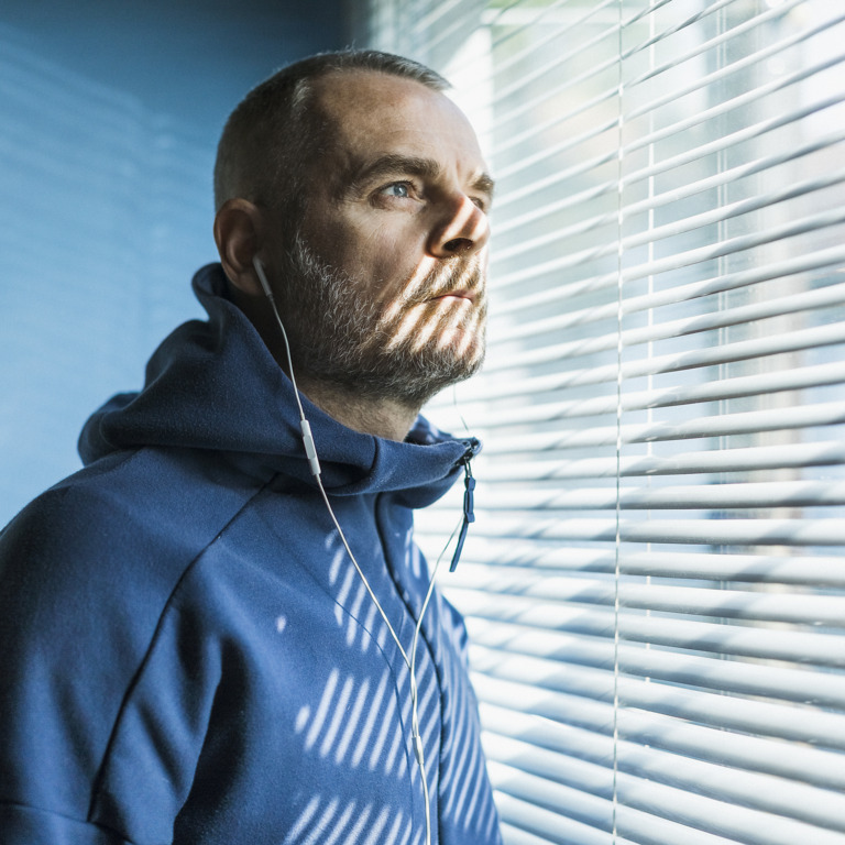 Mann ist häuslicher Quarantäne