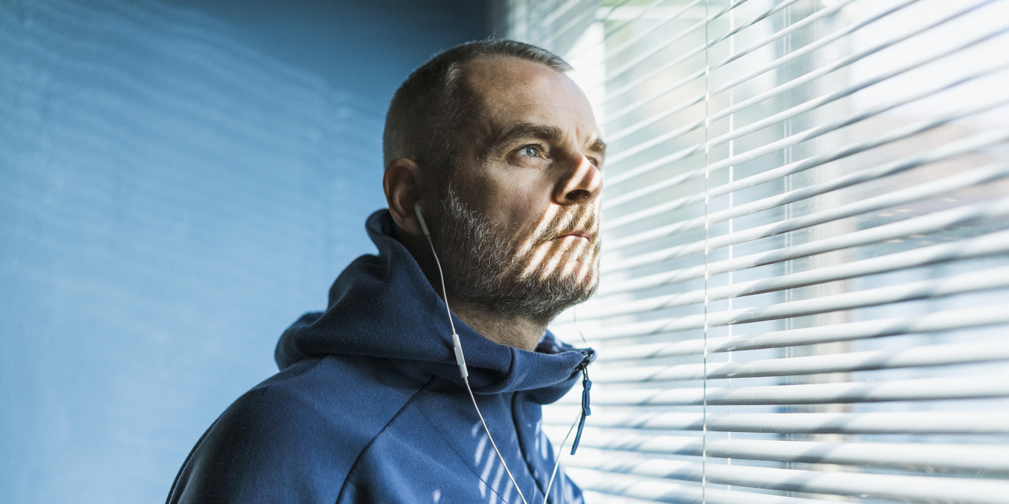 Mann in häuslicher Quarantäne