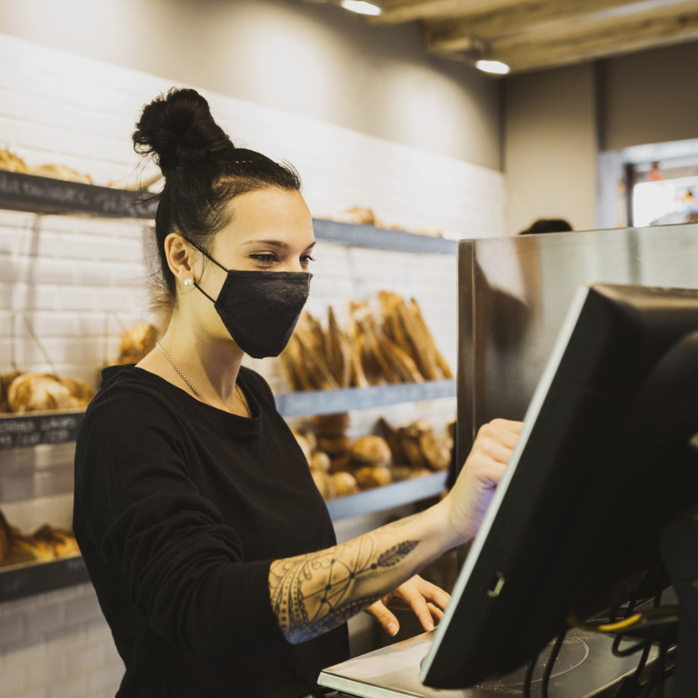  Bäckereiverkäuferin an der Kasse