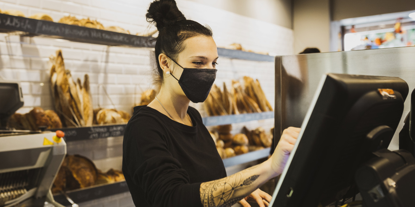 Bäckereiverkäuferin an der Kasse