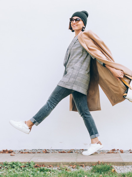 modische junge Frau im Flanking-Look