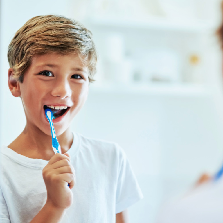 Grundschüler beim Zähneputzen