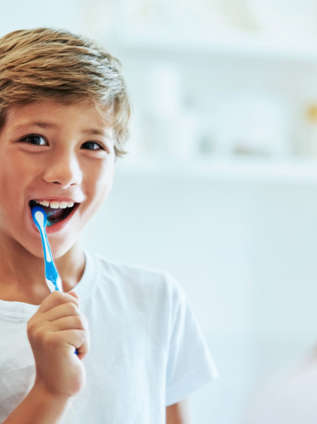 Junge putzt seine Zähne