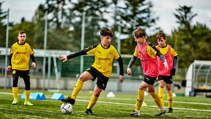 Fußball-Kids im BVB-Outfit beim Trainingsspiel