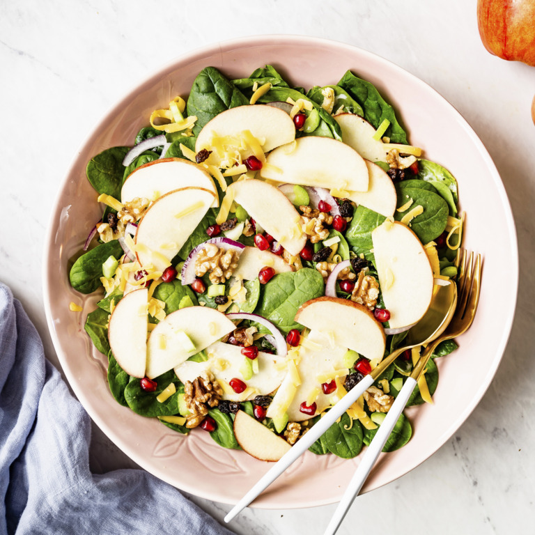 Veganer Weihnachtssalat mit Apfel, Feldsalat, Granatapfel und Walnüssen