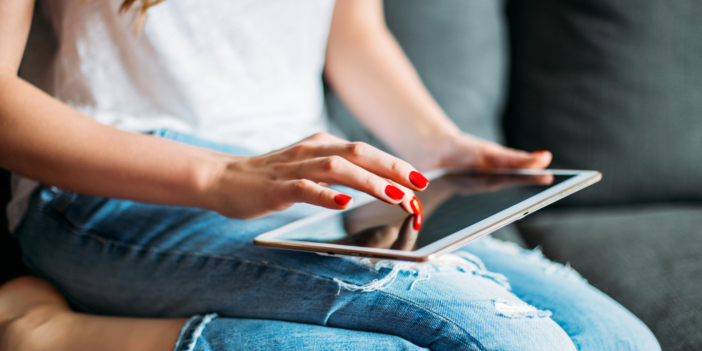 Frau tippt auf Tablet