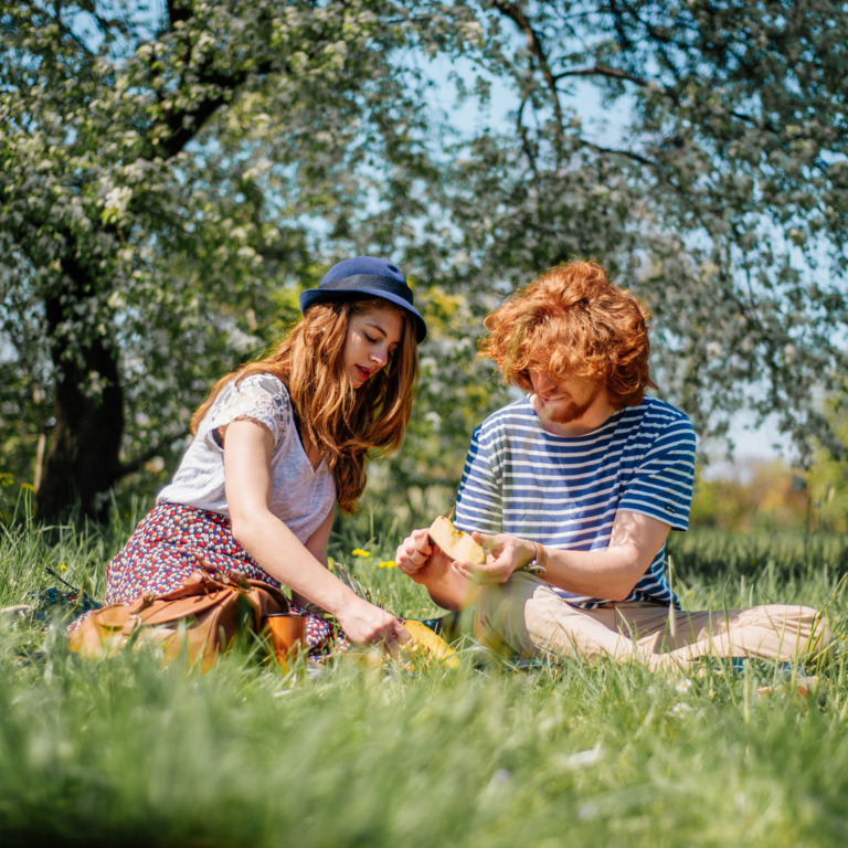 junges Paar beim Picknicken