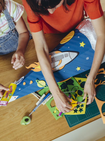 Mutter und Tochter basteln eine Schultüte
