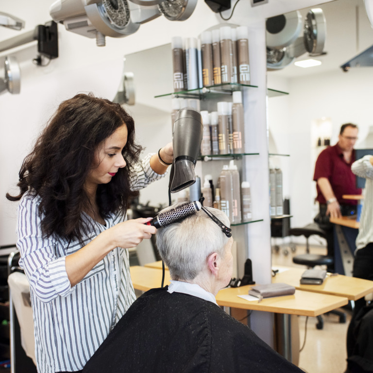 Frau im Friseursalon