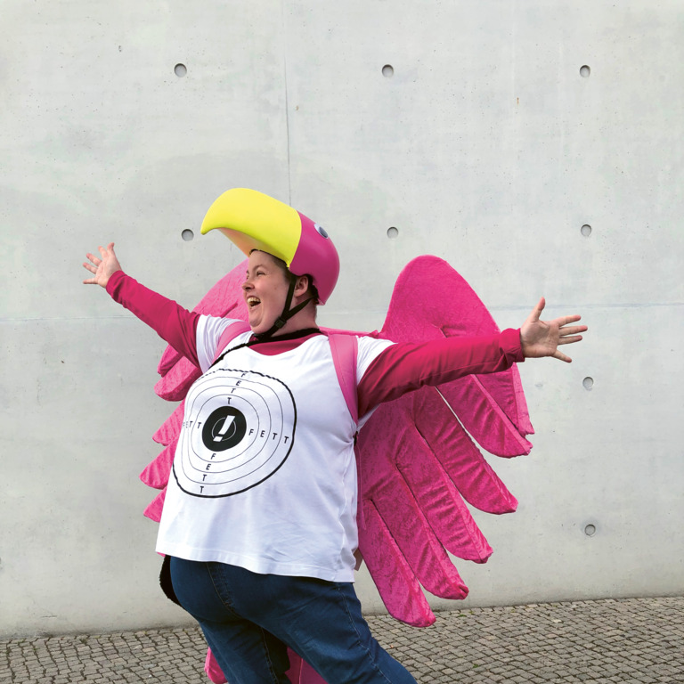 Natalie Rosenke tanzt in einem Vogelkostüm.