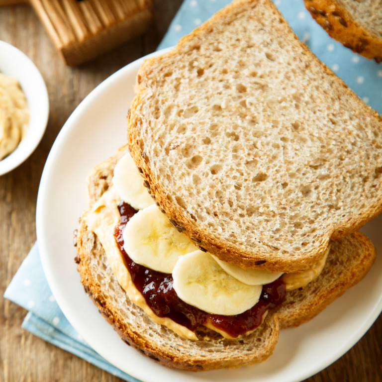 Brot mit Pflaumenmus, Banane und Mandeln