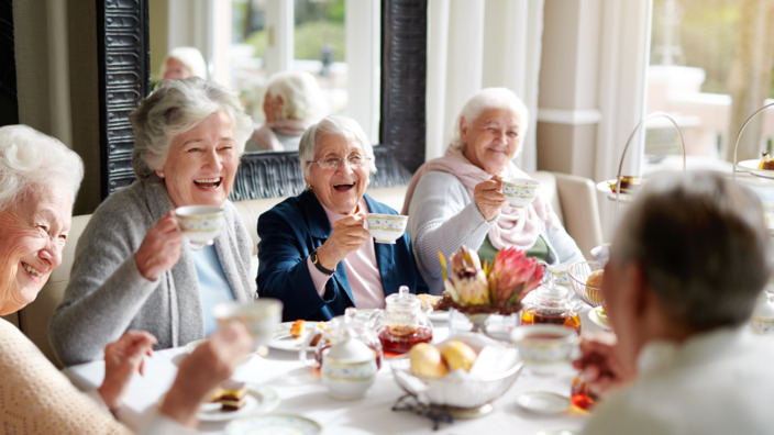 Bewohnerinnen eines Pflegeheims beim geselligen Kaffeetrinken