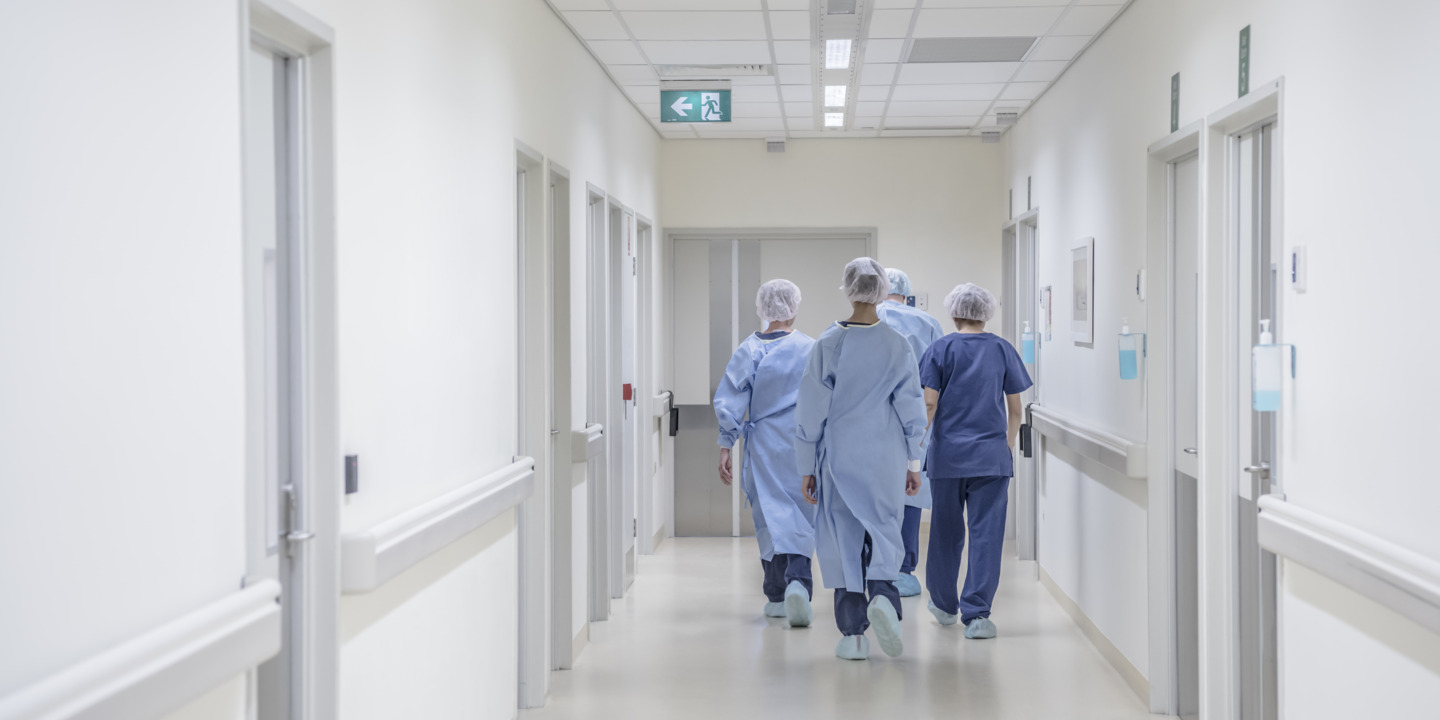 Krankenhauspersonal läuft den Flur im Krankenhasu entlang