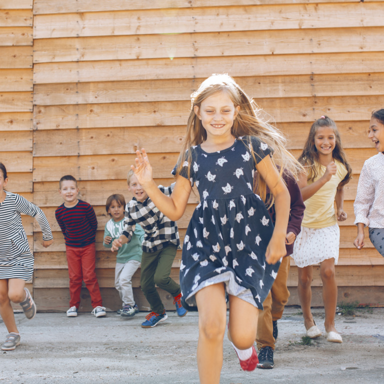 Gruppe Grundschulkinder auf dem Pausenhof