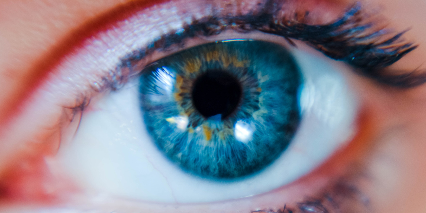 Nahaufnahme von Auge mit blauer Iris. 