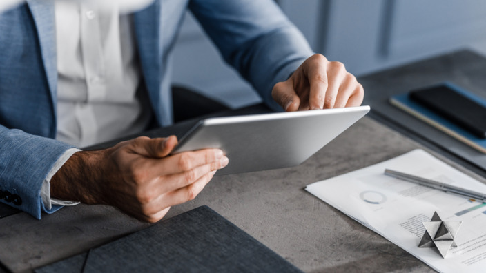 Arbeitnehmer berechnet etwas auf dem Tablet