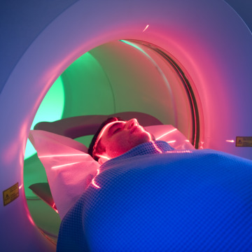 Patient liegt in einem Computertomographen