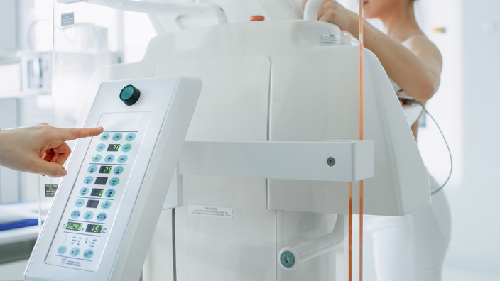 Blick auf das Display eines Mammographiegerätes während einer Untersuchung
