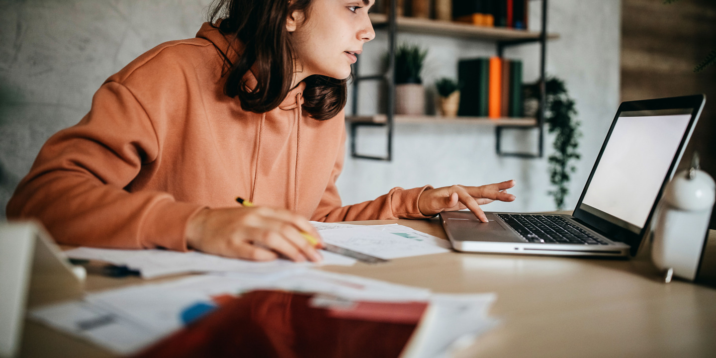 Auszubildene sitzt am Schreibtisch und macht ihre Steuererklärung