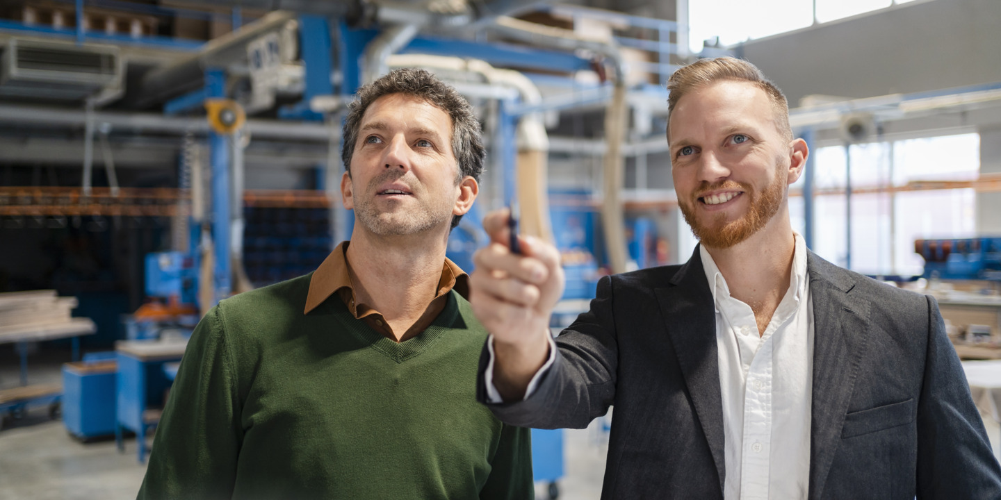 Zwei Tischler in der Werkstatt im Gespräch
