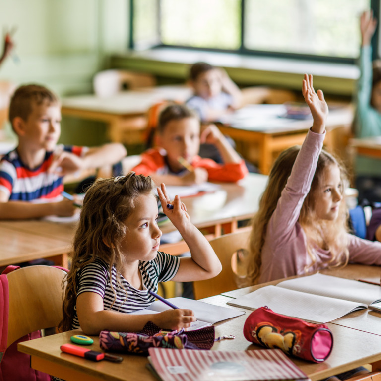 Gruppe von Erstklässlern während des Unterrichts im Klassenraum