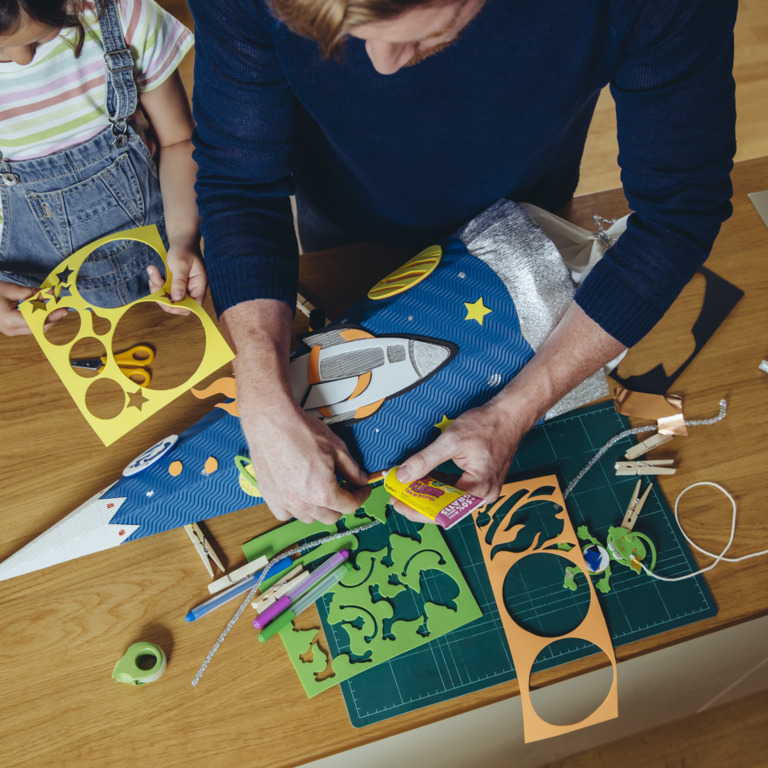 Vater und Tochter basteln eine Schultüte