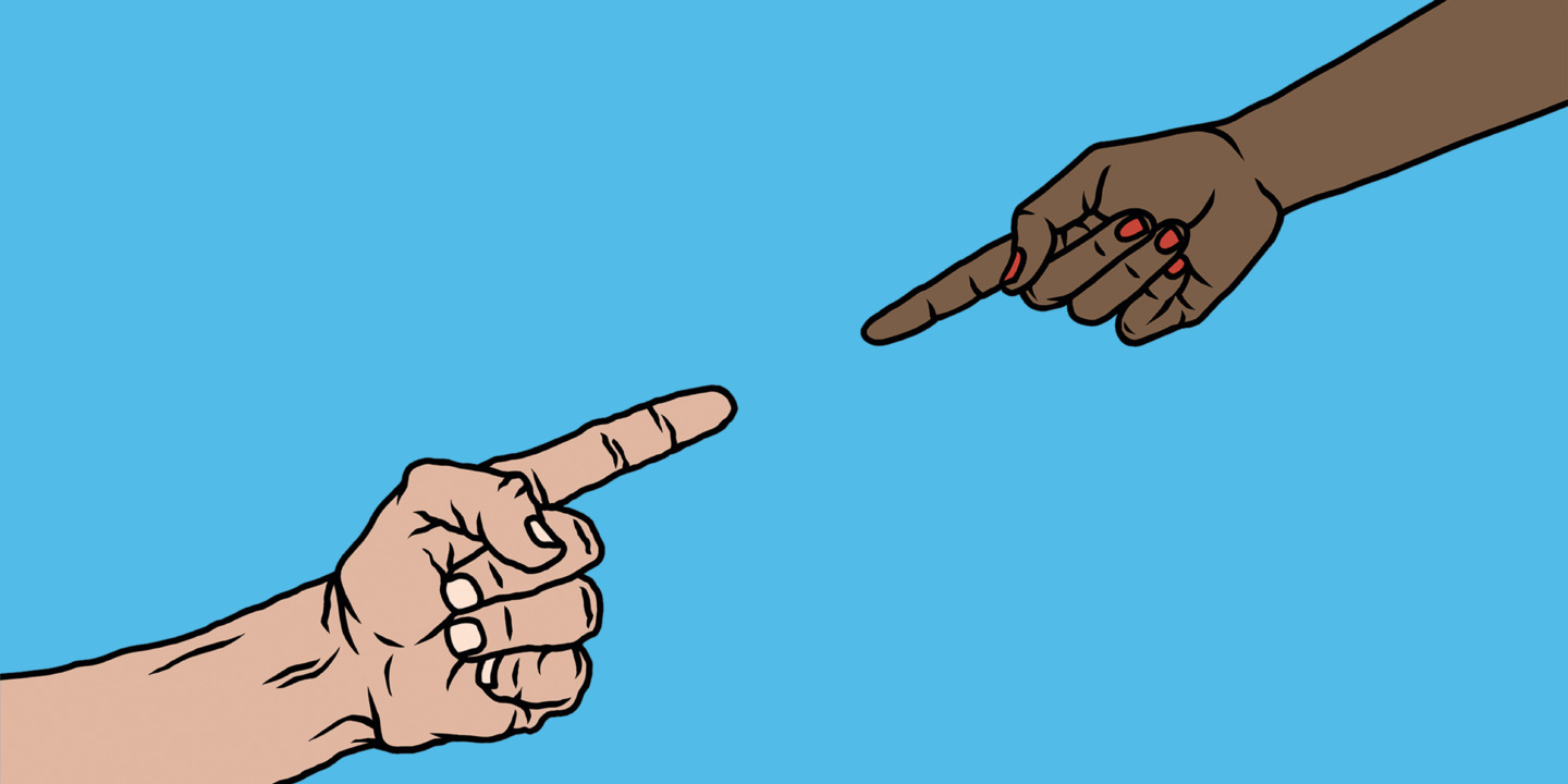 Vorurteile gegenüber anderen Ethnien können in jeder Kultur existieren: zwei Hände mit verschiedener Hautfarbe zeigen aufeinander