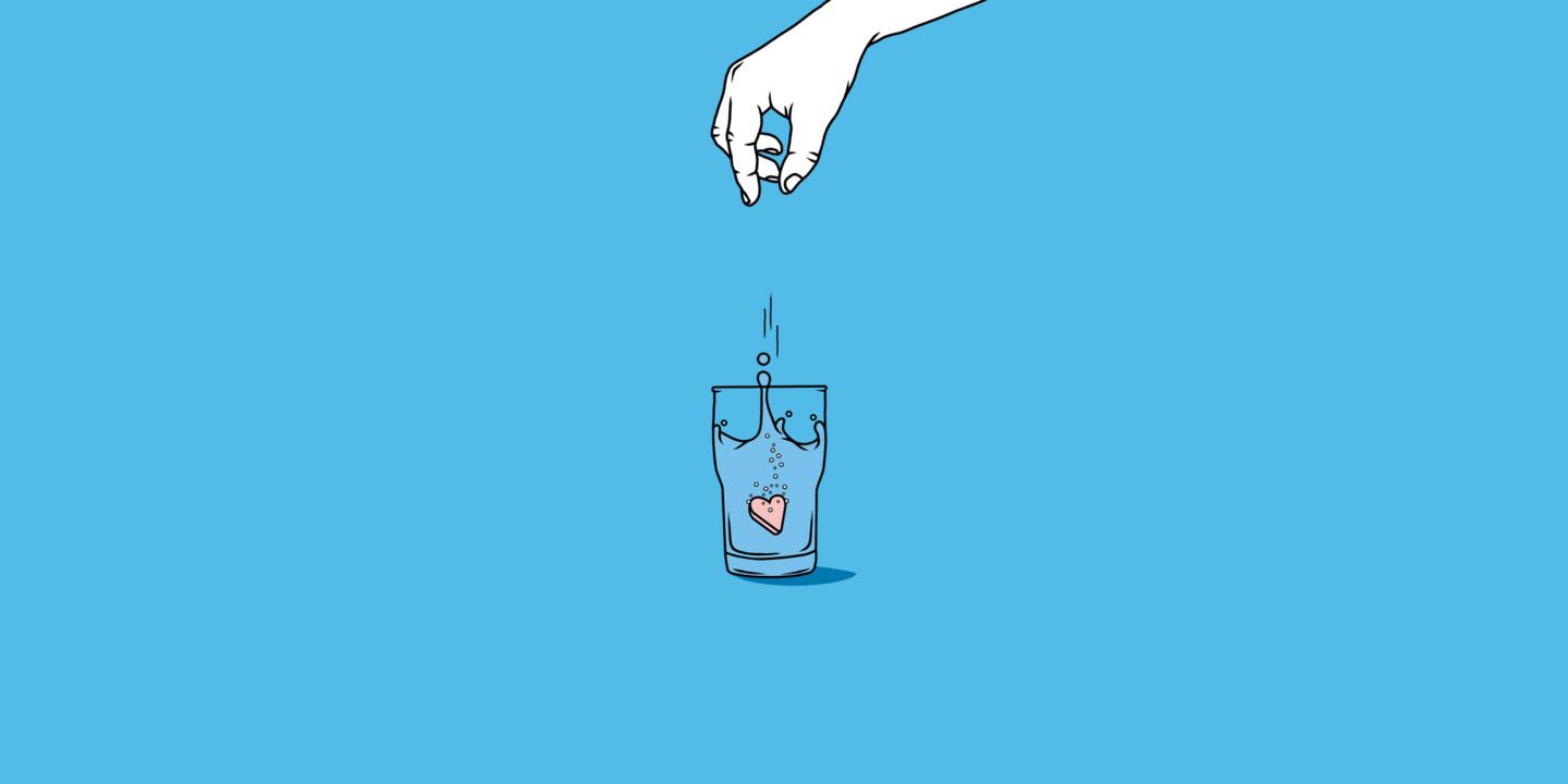 Illustration einer Hand, die von oben ein Herz in ein Glas Wasser fallen lässt