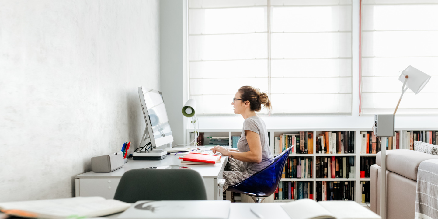 Frau sitzt im Home Office an ihrem Computer