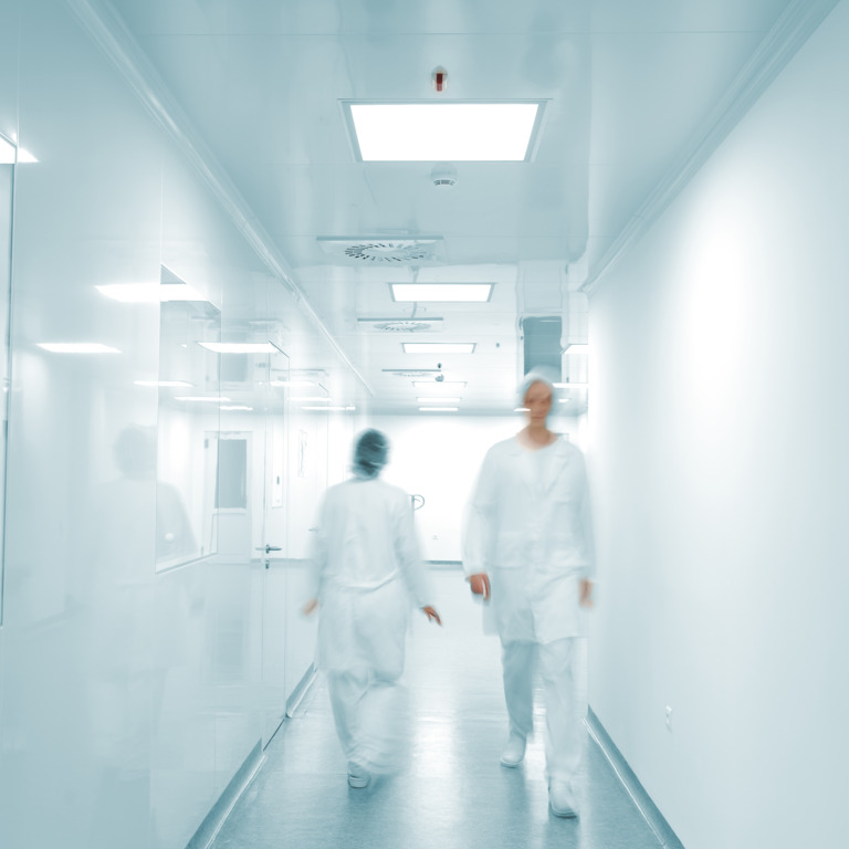 Klinikpersonal auf einem Krankenhausflur