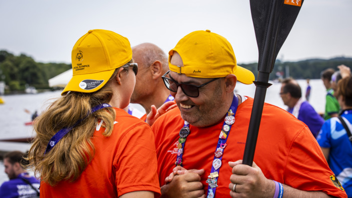 Sportler begrüßen sich.