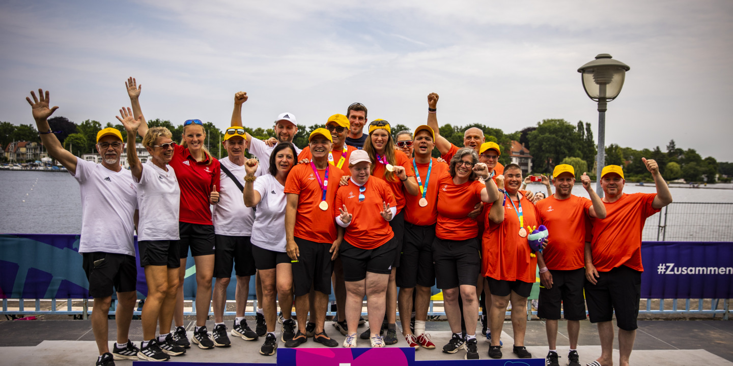 Erfolgreiches Team auf dem Siegertreppchen