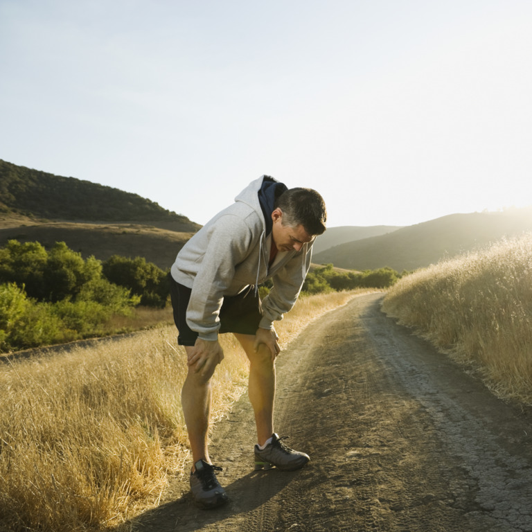 Jogger während einer Laufpause auf einem Feldweg