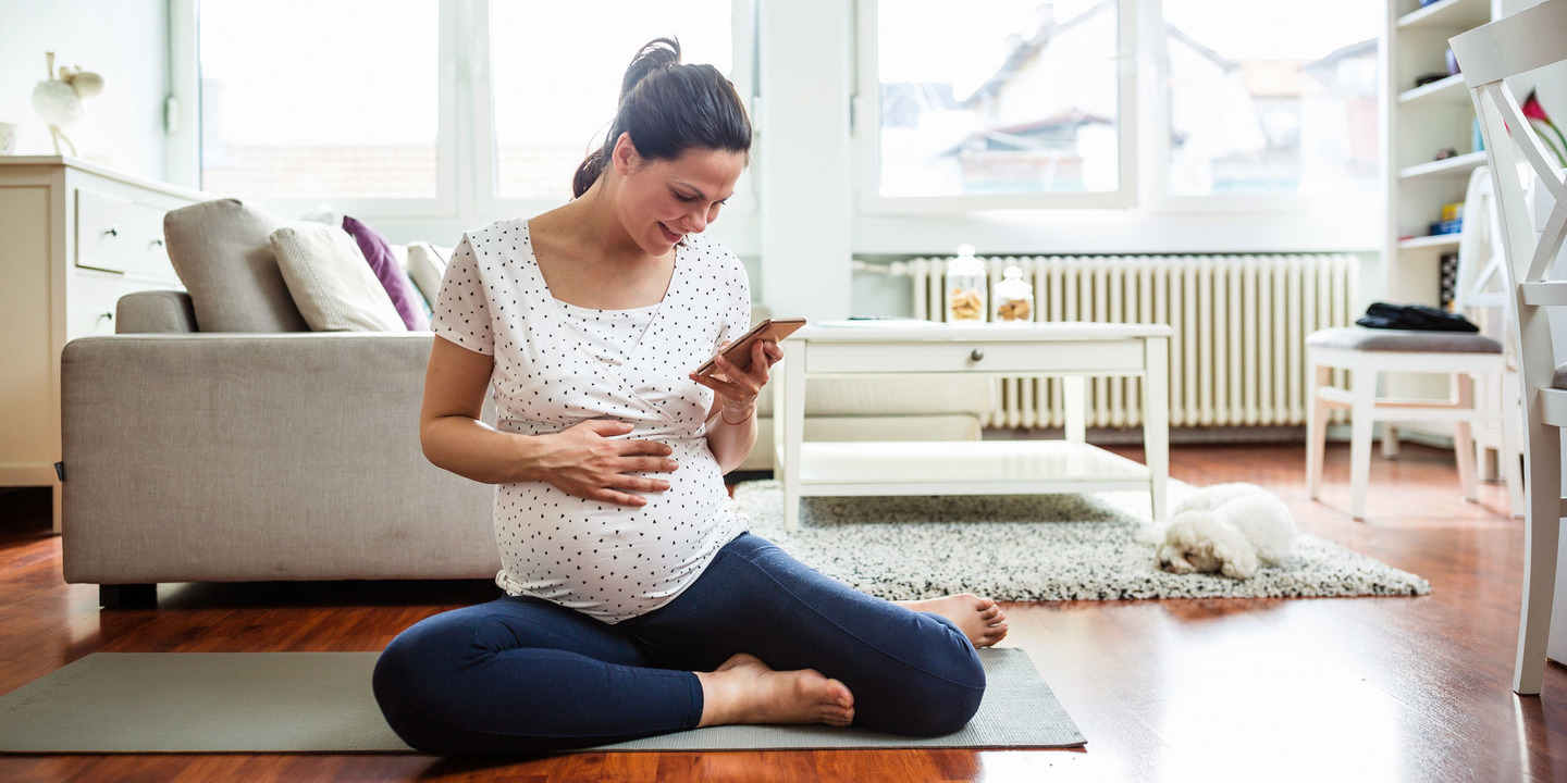 schwangere Frau nutzt die Keleya-App