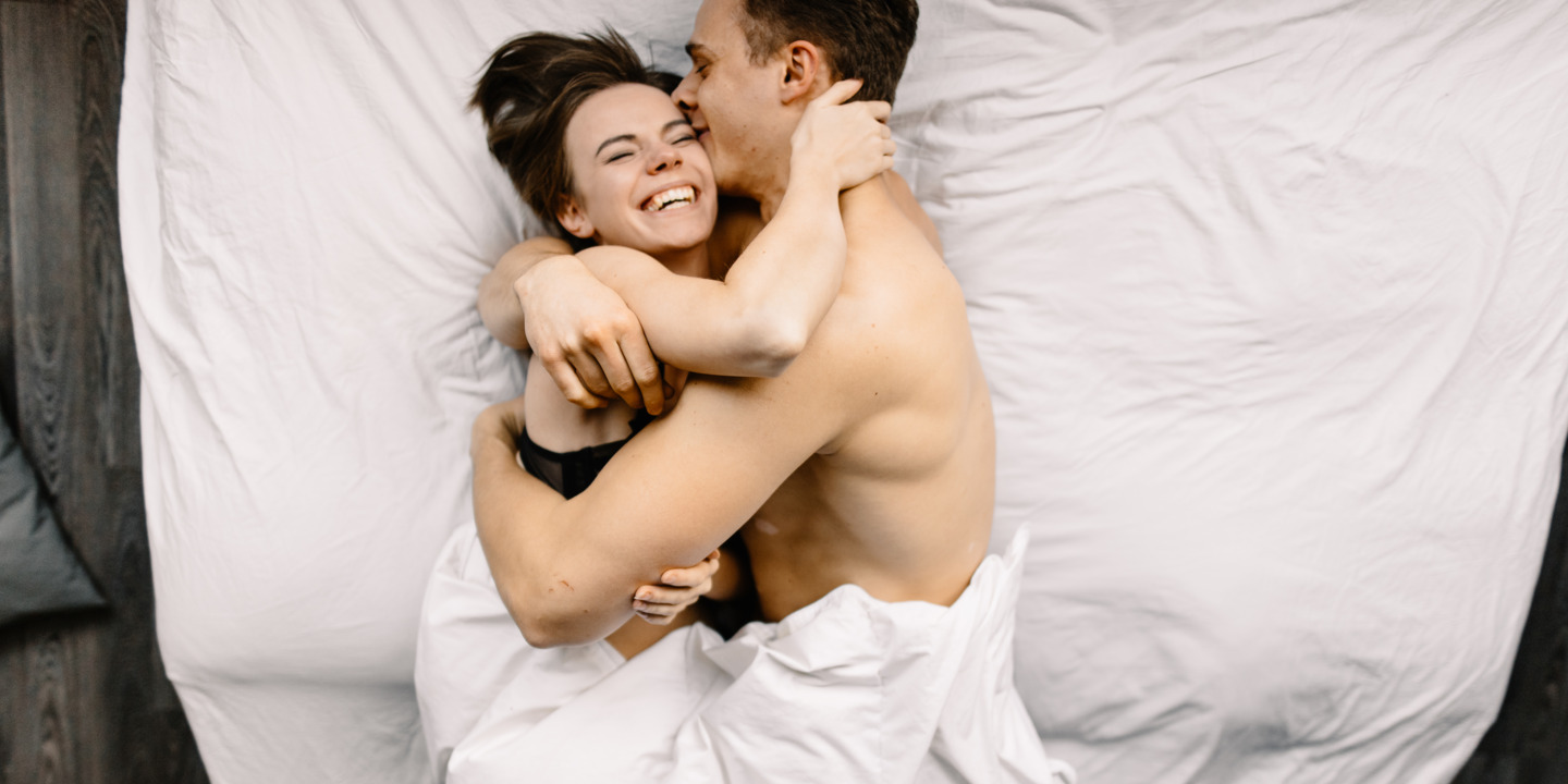 junges Paar hat gemeinsam Spaß im Bett