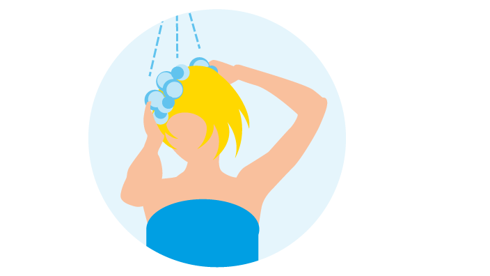 Frau wäscht ihre Haare unter der Dusche