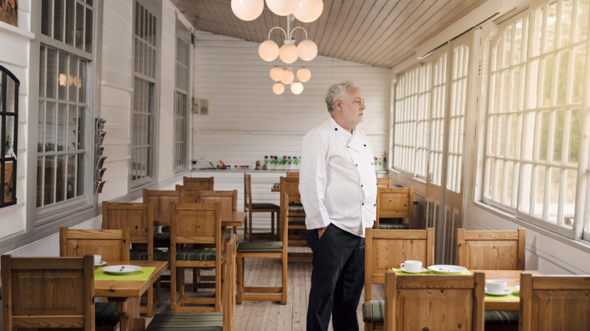 Koch steht traurig im Restaurant 