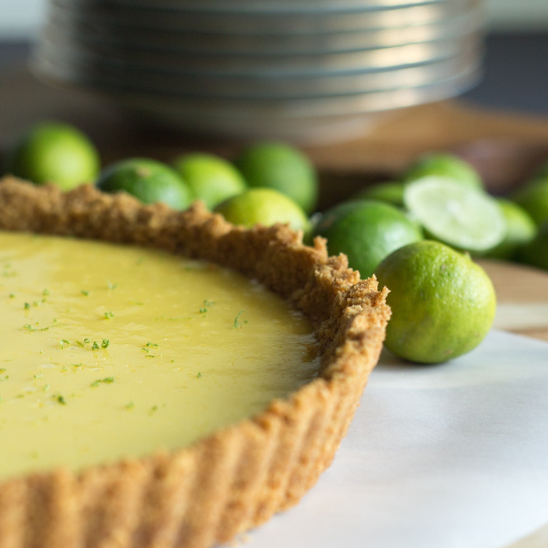 Ein veganer Key-Lime-Pie mit Limettenraspeln