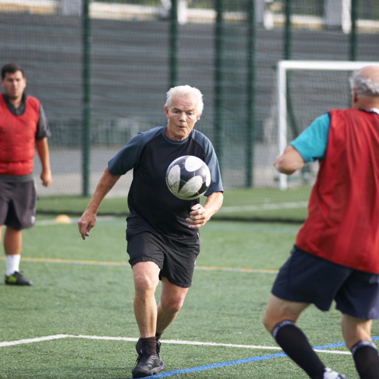 Ältere Männer spielen Walking Football