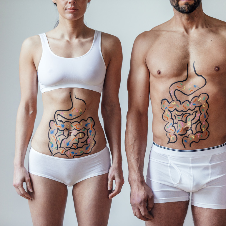 Frau und Mann in Unterwäsche mit aufgemaltem Darm