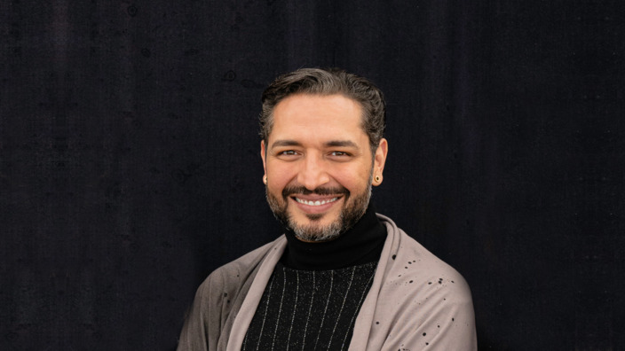 Gianni Jovanovic lächelt in die Kamera