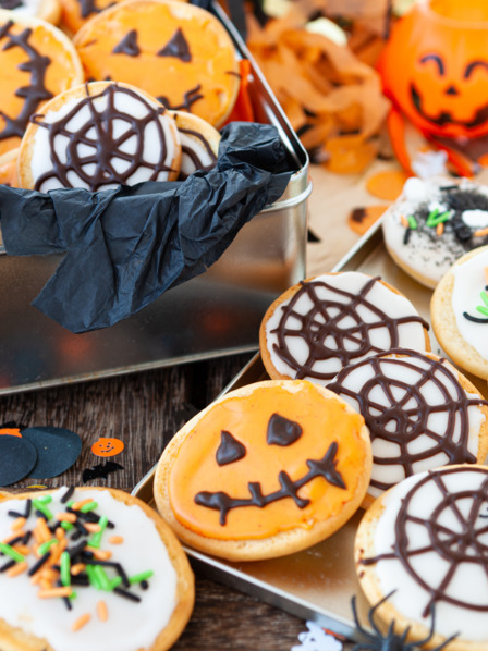 Vegane Amerikaner mit diversen Halloween-Verzierungen.